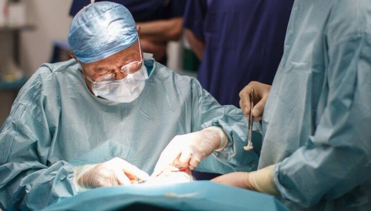 Operation zur Entfernung des Glaskörpers des Auges (Vitrektomie)